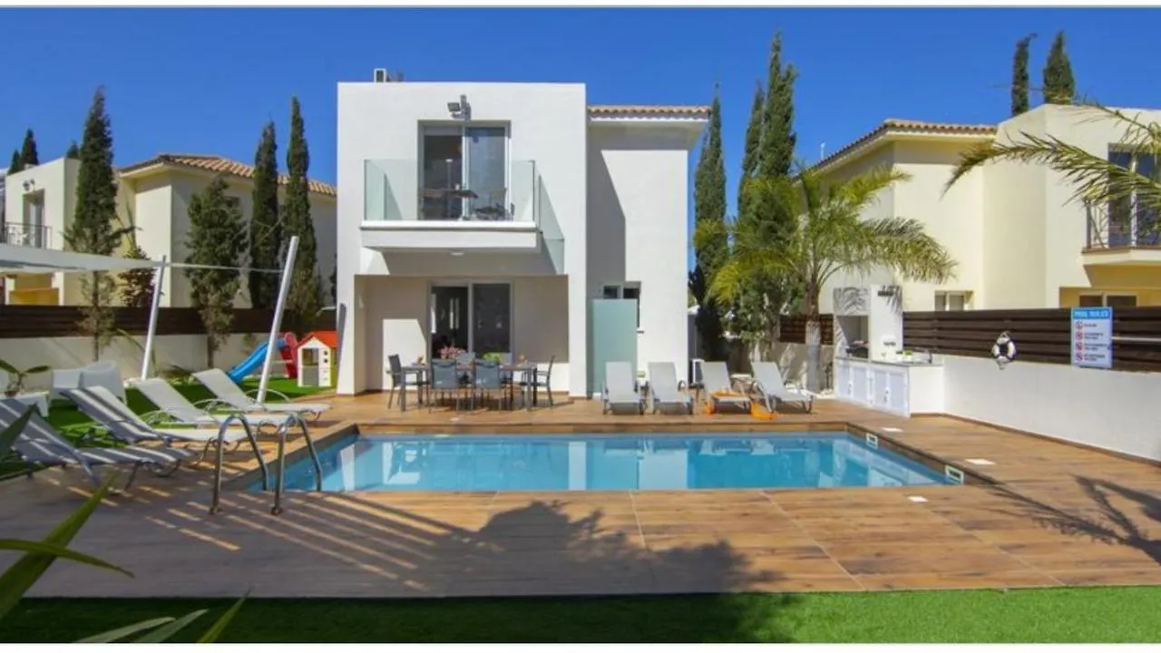 Tsokkos Family Villa - Pool Garden 2' Walk To Beach Protaras Cyprus