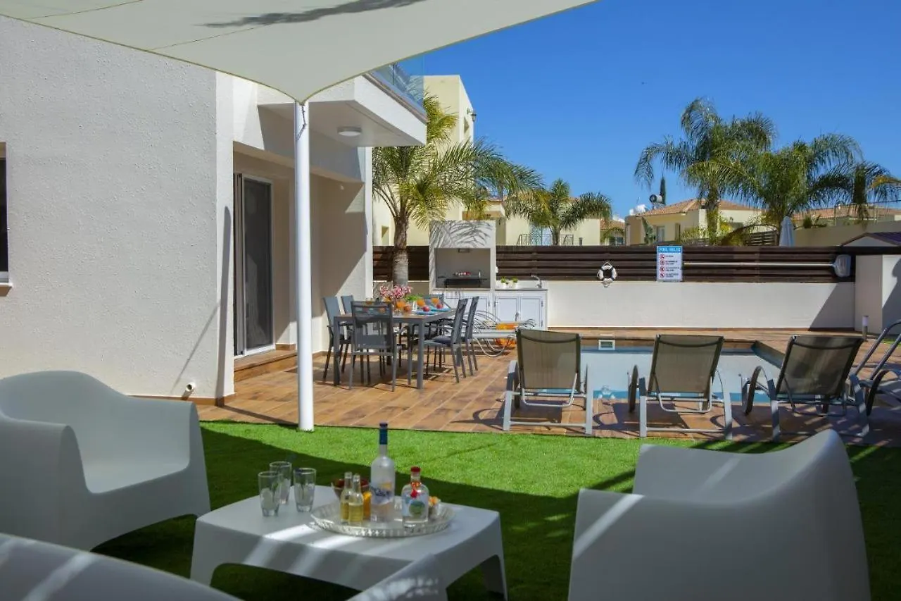 Tsokkos Family Villa - Pool Garden 2' Walk To Beach Protaras