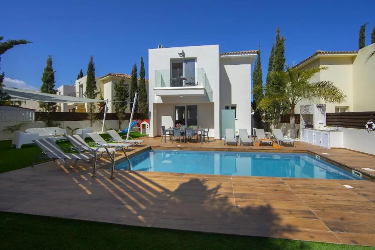 Tsokkos Family Villa - Pool Garden 2' Walk To Beach Protaras